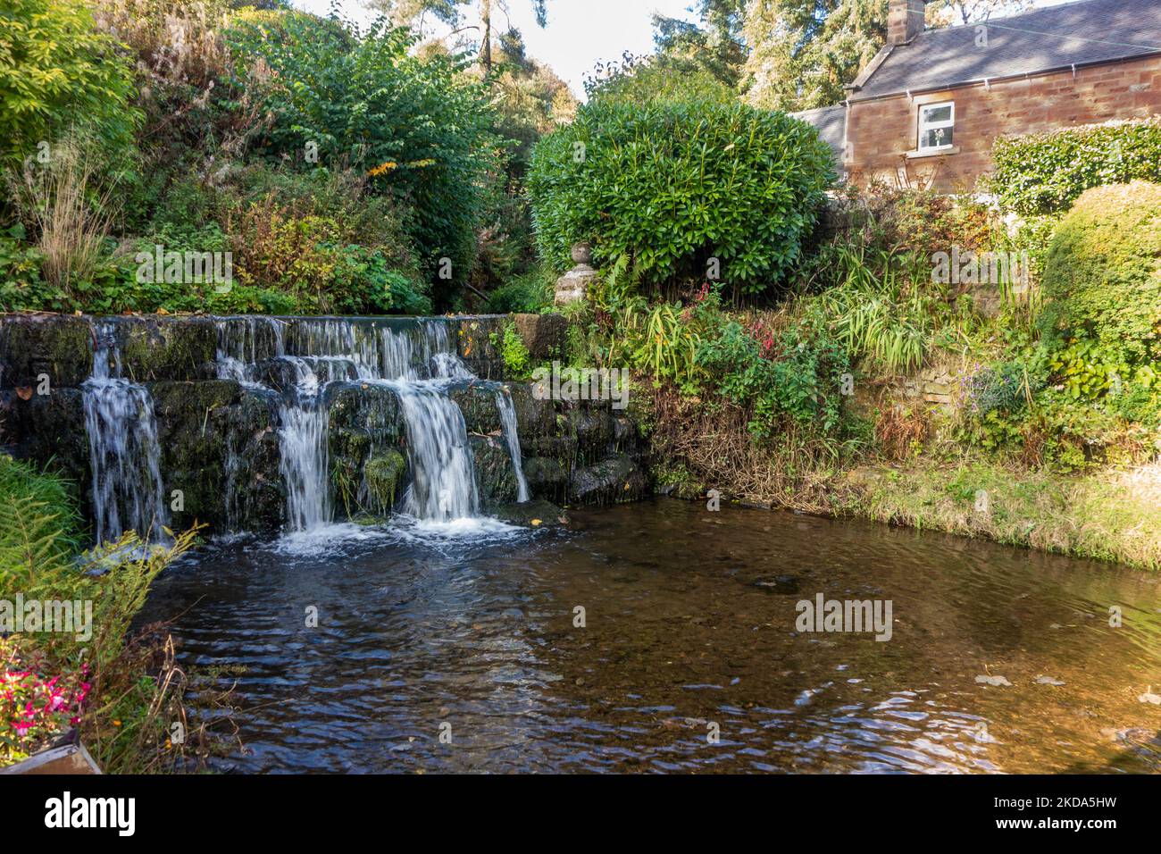 Waterfall Cottage und ford im Dorf Weiler Upper Hulme, in der Nähe von Leek in den Staffordshire Moorlands England Stockfoto