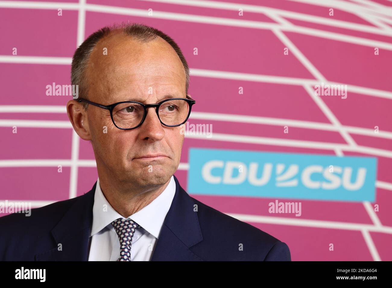 Der Vorsitzende der Christlich Demokratischen Union und Fraktionsvorsitzende der CDU/CSU, Friedrich Merz, gibt vor der Bundestagsversammlung am 17. Mai 2022 in Berlin eine Erklärung vor den Medien ab. (Foto von Emmanuele Contini/NurPhoto) Stockfoto