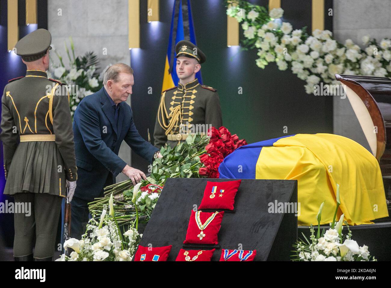 Der ehemalige Präsident der Ukraine, Leonid Kutschma, verabschiedet sich während einer Zeremonie zu Ehren des Politikers am 17. Mai 2022 vom Körper des ersten Präsidenten der Ukraine, Leonid Krawtschuk. (Foto von Oleksandr Khomenko/NurPhoto) Stockfoto