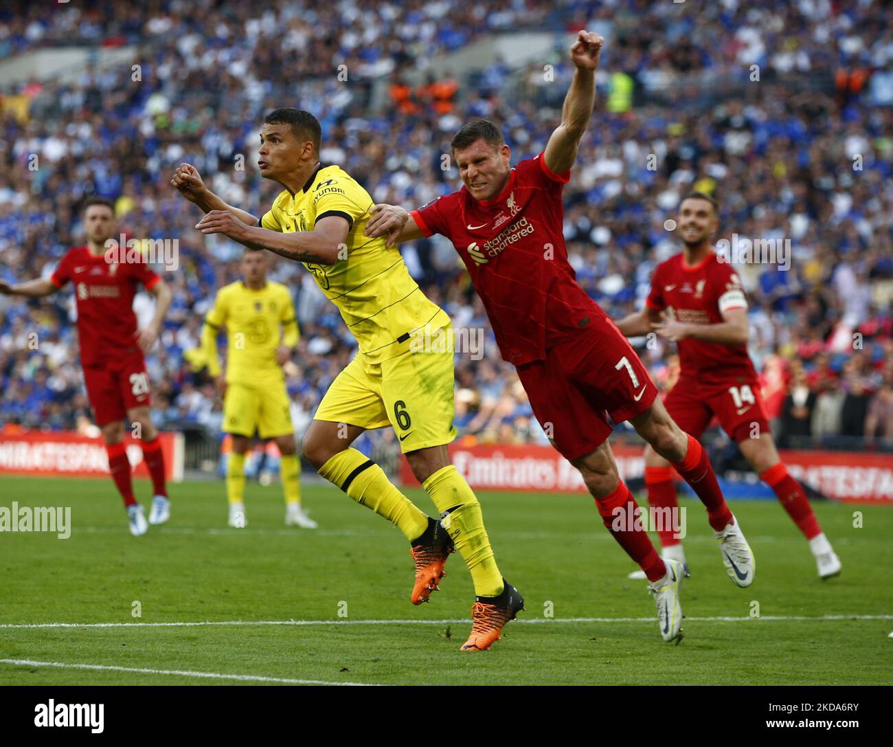 Thiago Silva von L-R Chelsea und James Milner von Liverpool beim FA Cup Finale zwischen Chelsea und Liverpool im Wembley Stadium, London, Großbritannien 14.. Mai 2022 (Foto von Action Foto Sport/NurPhoto) Stockfoto