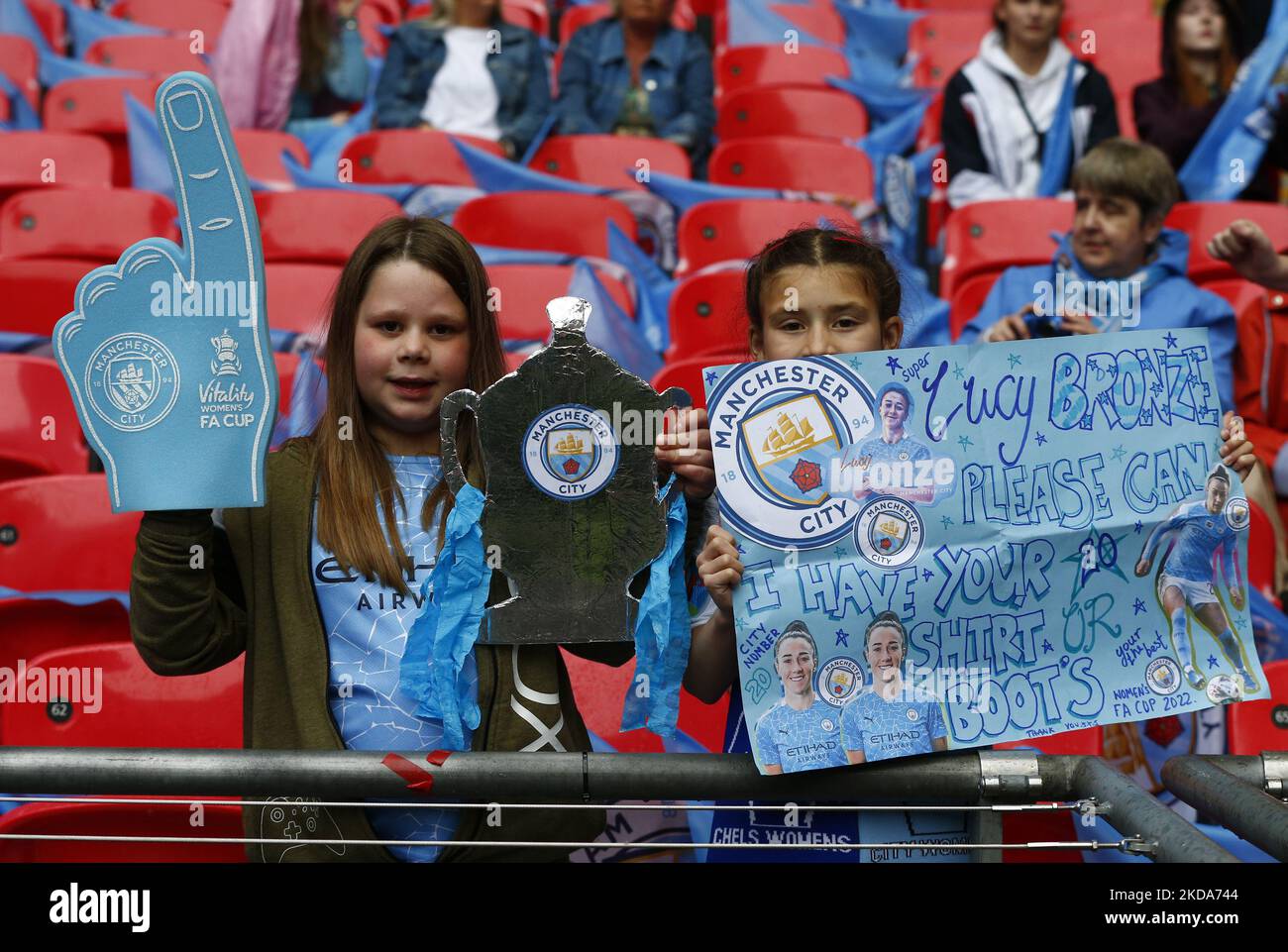 LONDON, ENGLAND - 15. MAI: Manchester City-Fans vor dem FA Cup-Finale der Frauen zwischen Chelsea Women und Manchester City Women im Wembley Stadium, London, Großbritannien 15.. Mai 2022 (Foto von Action Foto Sport/NurPhoto) Stockfoto