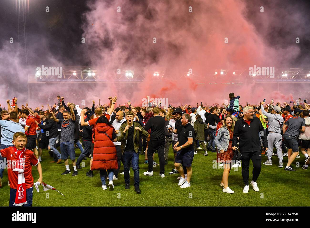 Waldfans feiern am Dienstag, den 17.. Mai 2022, während des Play-Off-Halbfinalmatches der Sky Bet Championship zwischen Nottingham Forest und Sheffield United auf dem City Ground in Nottingham. (Foto von Jon Hobley/MI News/NurPhoto) Stockfoto