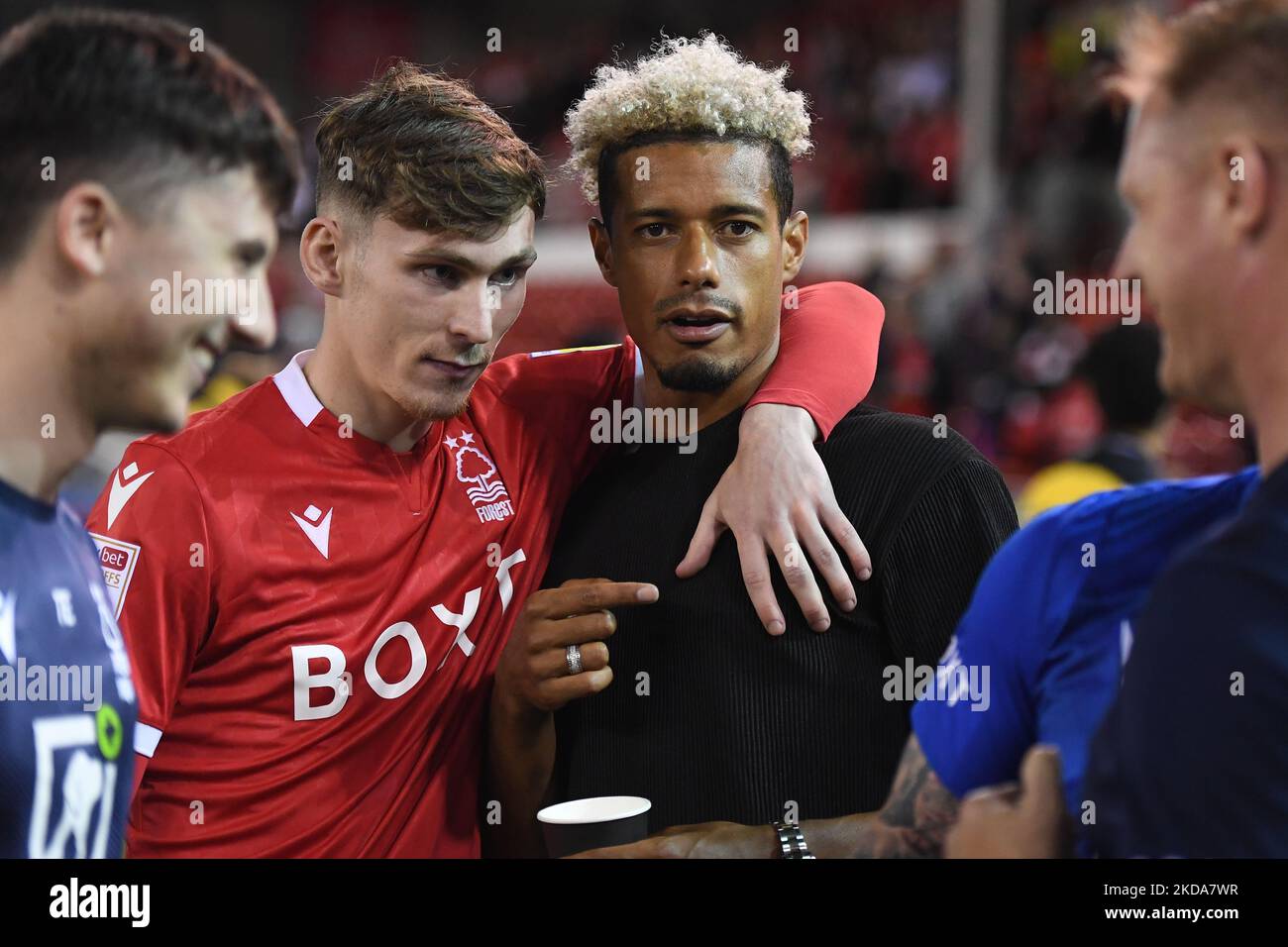 James Garner von Nottingham Forest und Lyle Taylor von Nottingham Forest während des Play-Off-Halbfinalmatches der Sky Bet Championship zwischen Nottingham Forest und Sheffield United am Dienstag, dem 17.. Mai 2022, auf dem City Ground in Nottingham. (Foto von Jon Hobley/MI News/NurPhoto) Stockfoto