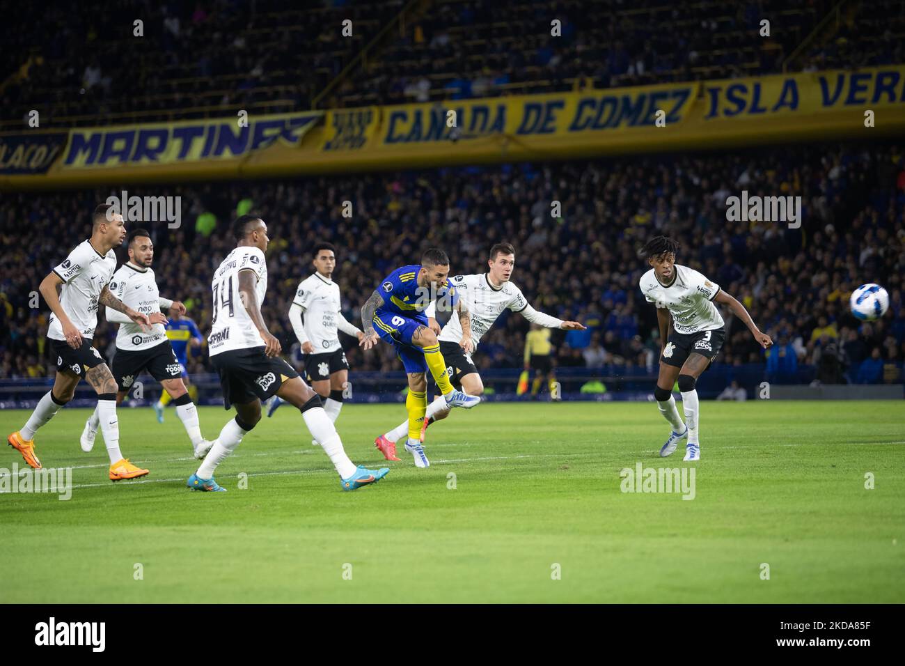 Dario Benedetto von den argentinischen Boca Juniors in Aktion während eines Fußballmatches der Copa Libertadores gegen die brasilianischen Korinther im Bombonera-Stadion in Buenos Aires, Argentinien, 17. Mai 2022. (Foto von MatÃ­as Baglietto/NurPhoto) Stockfoto