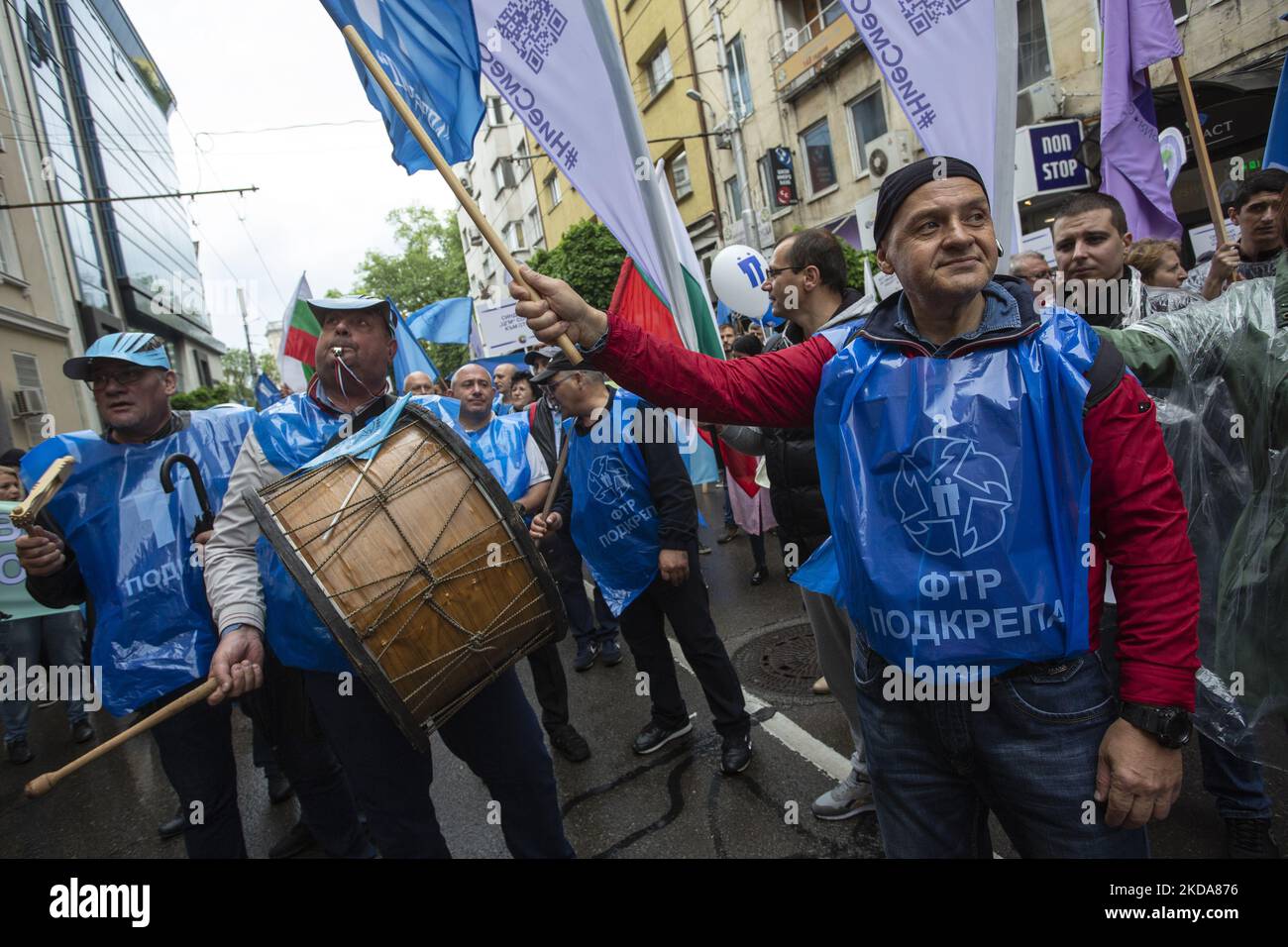 Mitarbeiter des öffentlichen Nahverkehrs protestierten am 18. Mai 2022 in Sofia. Die Demonstranten fordern die staatlichen Behörden auf, den Staatshaushalt zu aktualisieren, um die Folgen der Pandemie zu überwinden und die hohen Energiepreise auszugleichen. Sie verlangen auch höhere Löhne. (Foto von Hristo Vlacev/NurPhoto) Stockfoto