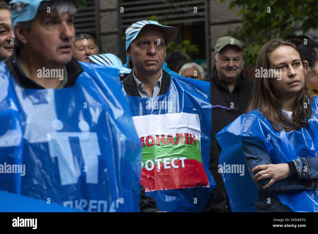 Mitarbeiter des öffentlichen Nahverkehrs protestierten am 18. Mai 2022 in Sofia. Die Demonstranten fordern die staatlichen Behörden auf, den Staatshaushalt zu aktualisieren, um die Folgen der Pandemie zu überwinden und die hohen Energiepreise auszugleichen. Sie verlangen auch höhere Löhne. (Foto von Hristo Vlacev/NurPhoto) Stockfoto