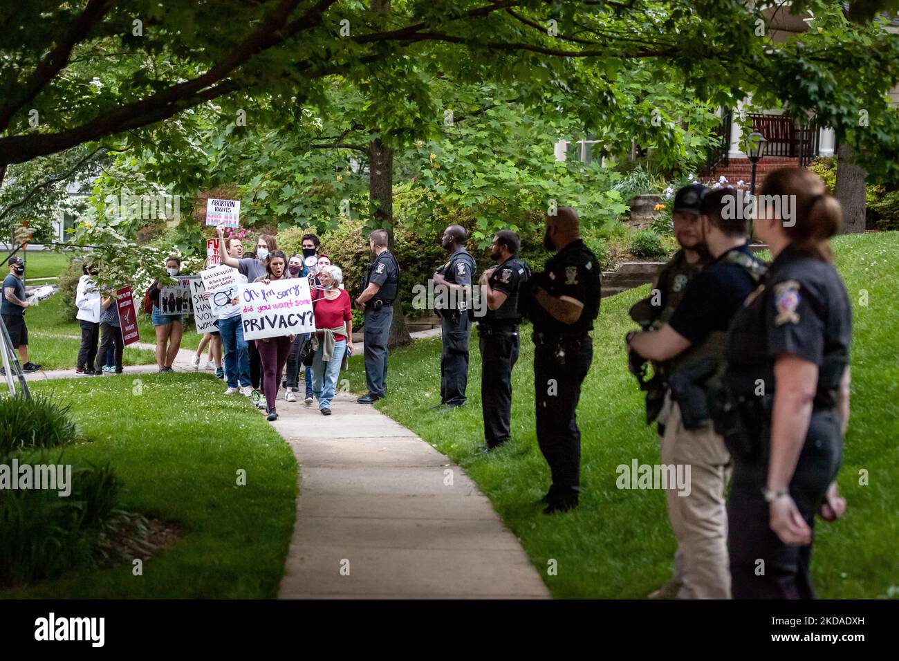 Polizei und Bundesmarschall stehen Wache vor dem Haus von Richter Brett Kavanaugh, wenn Wahlproter vorbeikommen. Die Demonstranten begannen vor den Häusern der Justiz zu protestieren, nachdem der Entwurf einer Stellungnahme ausging, die Roe v. Wade stürzen würde. (Foto von Allison Bailey/NurPhoto) Stockfoto