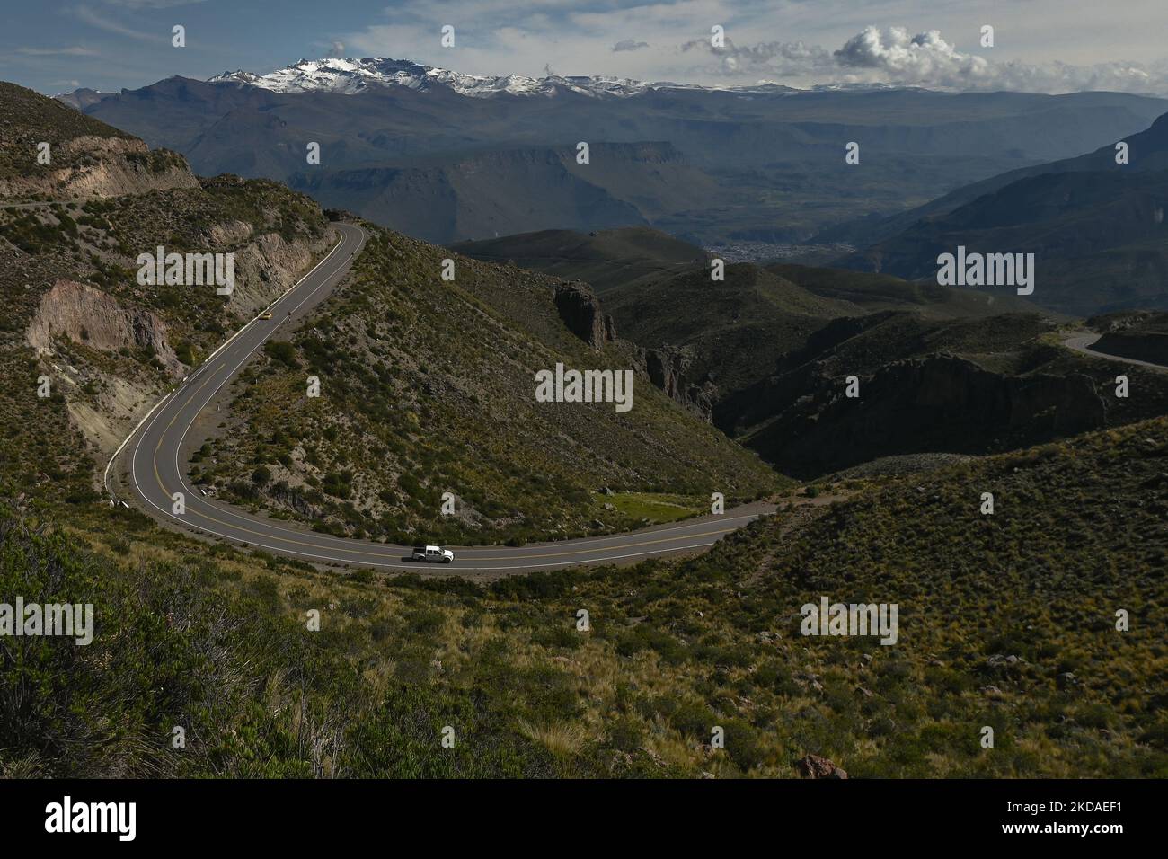 Blick entlang der Straße vom Mirador de los Andes (Andes Lookout) zum Colca Canyon. Am Samstag, den 9. April 2022, in Chivay, Provinz Caylloma, Department of Arequipa, Peru. (Foto von Artur Widak/NurPhoto) Stockfoto