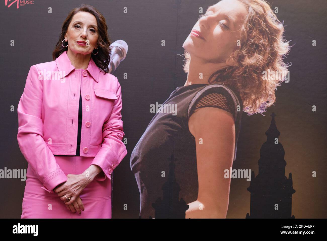 Die Sängerin Luz Casal präsentiert ihr Album 'Te Deje Marchar', am 19. Mai 2022 im Hotel Hospes Puerta de Alcala in Madrid, Spanien. TE Deje Marchar' ist einer der Songs, die Teil des 1989 veröffentlichten Albums Luz waren. Nun fügt er diesen Song in sein neues Album ein, das aus CD und DVD besteht und am 20. Mai und später, am 17. Juni, im Doppel-Vinyl-Format erscheinen wird. Die Texte erzählen von dem Gefühl tiefer Traurigkeit, das ein Mensch fühlt, wenn er die Liebe seines Lebens verlässt und weiß, dass er nicht zurückkehren wird, selbst wenn er über die Jahre auf ihn wartet. (Foto von Oscar Gonzalez/NurPhoto) Stockfoto