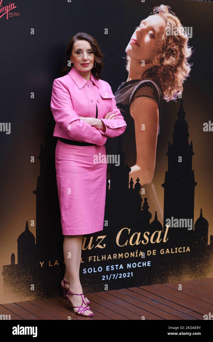 Die Sängerin Luz Casal präsentiert ihr Album 'Te Deje Marchar', am 19. Mai 2022 im Hotel Hospes Puerta de Alcala in Madrid, Spanien. TE Deje Marchar' ist einer der Songs, die Teil des 1989 veröffentlichten Albums Luz waren. Nun fügt er diesen Song in sein neues Album ein, das aus CD und DVD besteht und am 20. Mai und später, am 17. Juni, im Doppel-Vinyl-Format erscheinen wird. Die Texte erzählen von dem Gefühl tiefer Traurigkeit, das ein Mensch fühlt, wenn er die Liebe seines Lebens verlässt und weiß, dass er nicht zurückkehren wird, selbst wenn er über die Jahre auf ihn wartet. (Foto von Oscar Gonzalez/NurPhoto) Stockfoto