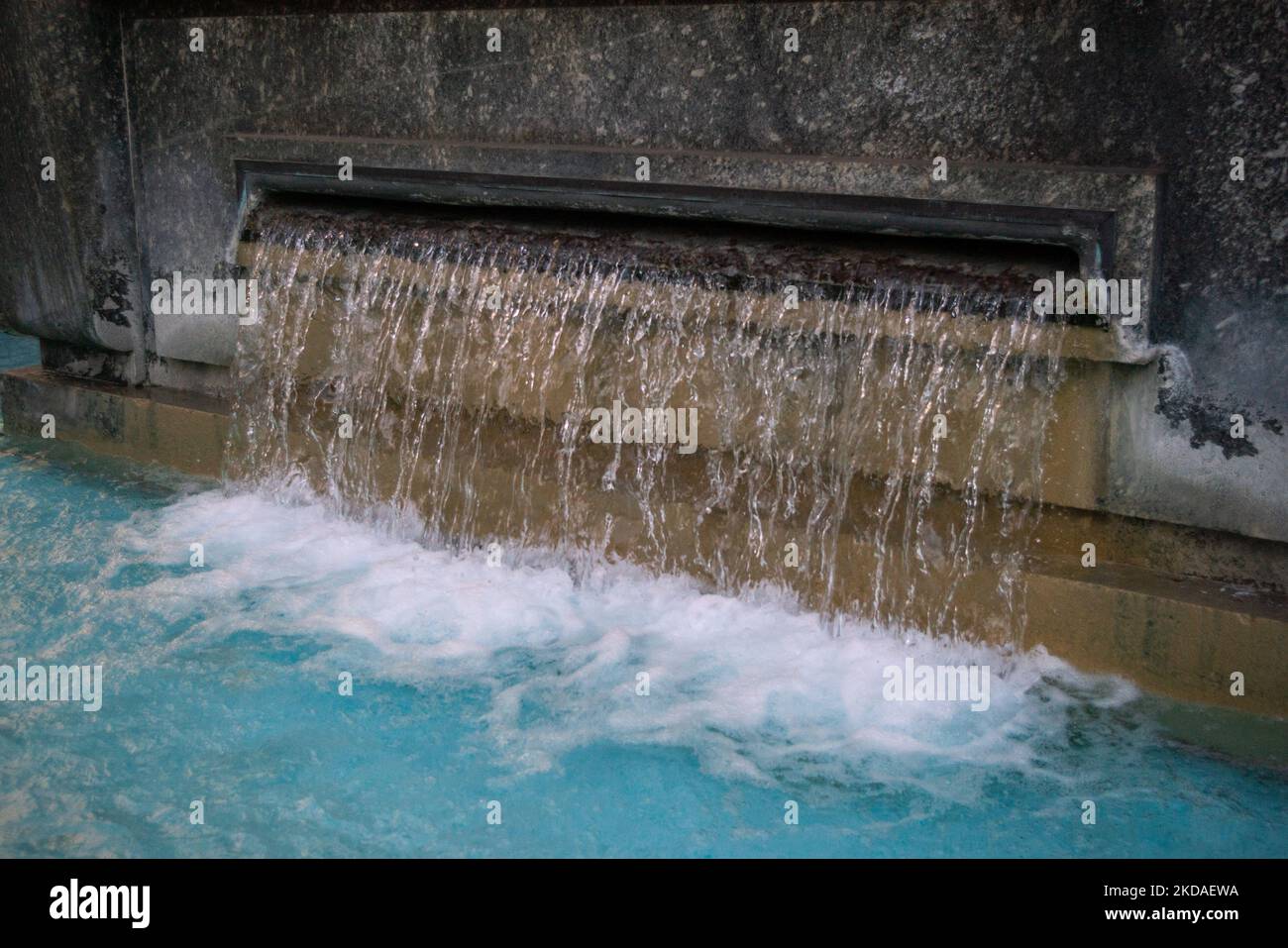 Wasser: Springbrunnen mit klarem und frischem Wasser, das nach unten fließt, H20 ist das wichtigste Element im Leben der Welt. Stockfoto