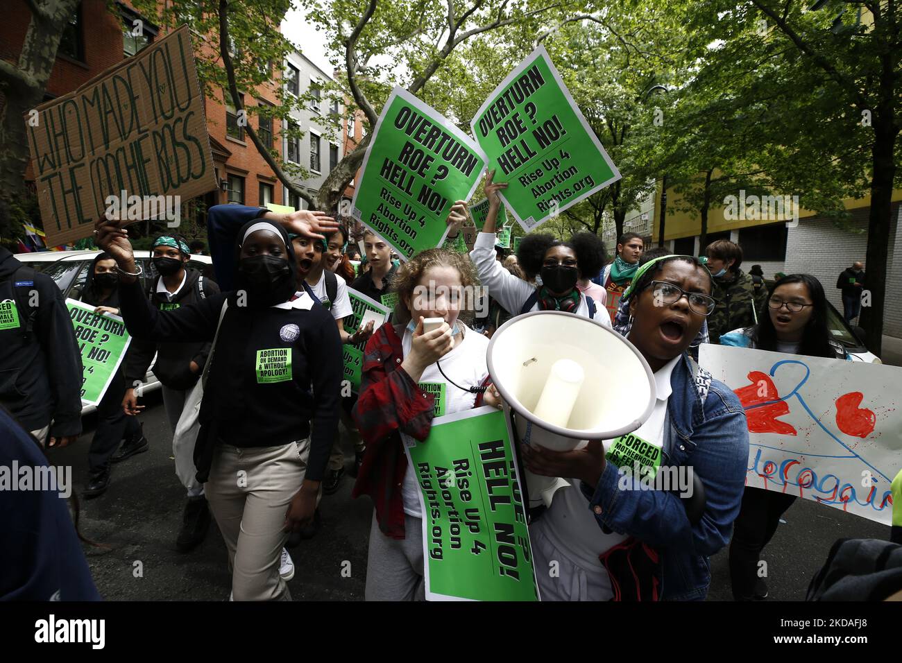 Demonstranten marschieren am 19. Mai 2022 in New York City, USA, während der „National Green Up and Walk Out“-Kundgebung vom Union Square zum Washington Square Park durch die Straßen und fordern das Recht der Frauen auf Abtreibung. Die Demonstranten äußern ihre Besorgnis, dass Frauen in die Mutterschaft gezwungen werden, eine Form der „weiblichen Versklavung“, wenn der Oberste Gerichtshof der USA Roe gegen Wade umkippt. Eine endgültige Gerichtsentscheidung wird voraussichtlich Mitte Juni getroffen. (Foto von John Lamparski/NurPhoto) Stockfoto