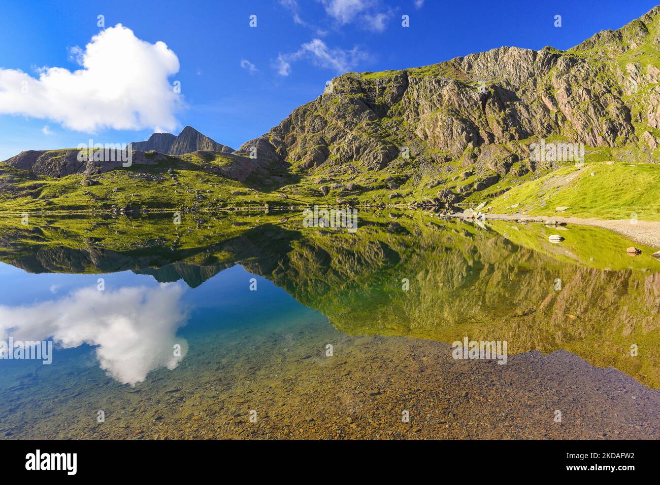 Llyn Glaslyn, Blue Lake under Snowdon Summit am schönen Sommermorgen. Stockfoto