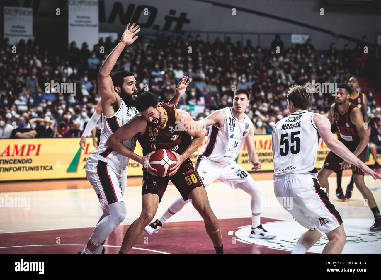 Mitchell Watt (Umana Reyer Venezia) und Tyler Cain (Bertram Derthona) während der italienischen Basketball A Serie Championship Umana Reyer Venezia gegen Bertram Derthona Tortona am 19. Mai 2022 im Palasport Taliercio in Venedig, Italien (Foto: Mattia Radoni/LiveMedia/NurPhoto) Stockfoto