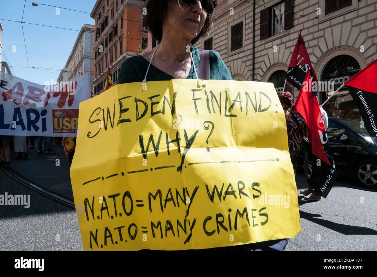 Am 20. Mai 2022 nehmen Menschen an einer Demonstration gegen die Entsendung von Waffen in die Ukraine und gegen die steigenden Militärbudgets in Rom, Italien, Teil. Ein Generalstreik gegen den Krieg, den die Unione Sindacale di Base und Cobas in Rom einberufen haben. „Gehälter erhöhen und Arme senken“, das Banner, das die Prozession eröffnete, die das Zentrum der Hauptstadt überquerte. (Foto von Andrea Ronchini/NurPhoto) Stockfoto