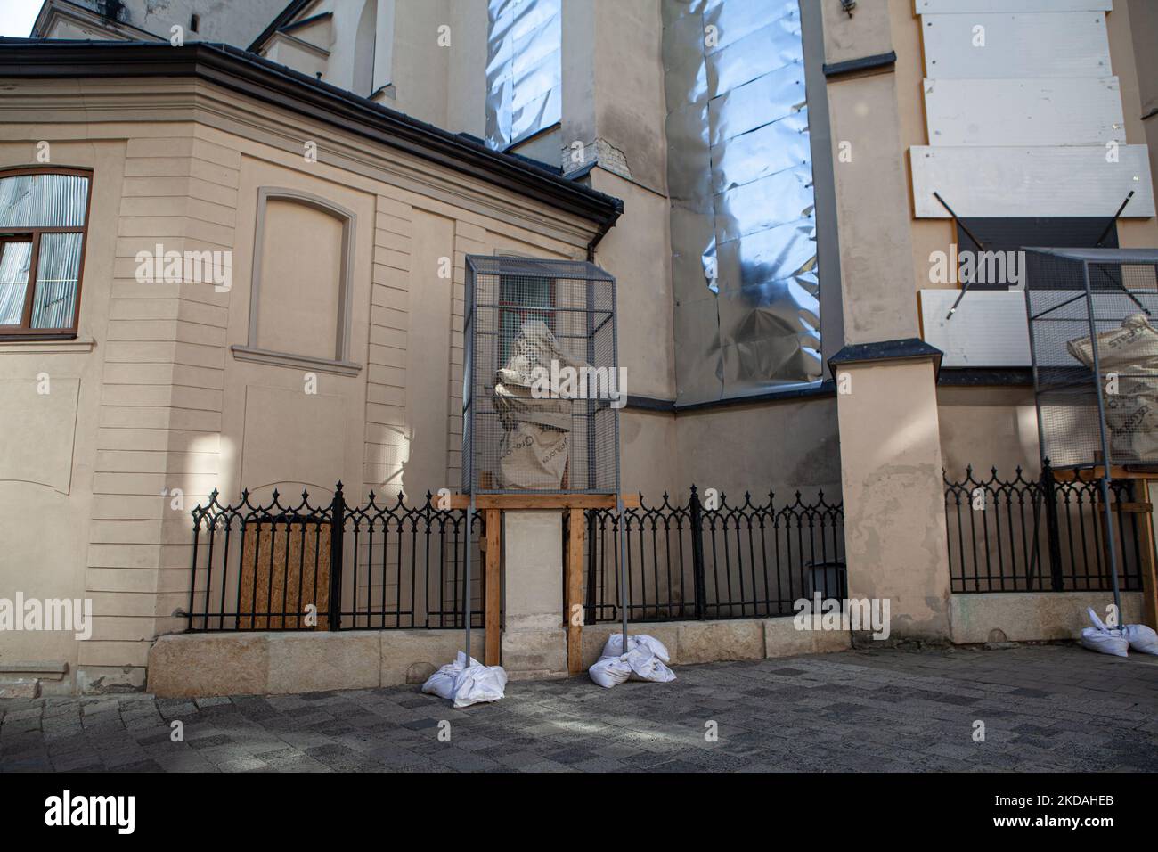 Die römisch-katholische Kathedrale von Lemberg hat ihre Statuen und Glasfenster zusätzlich geschützt, um Schäden durch mögliche Raketenangriffe zu verhindern. Obwohl Lemberg seit der russischen Invasion am 24. Februar nicht mehr das gleiche Ausmaß an Angriffen wie andere Regionen der Ukraine erlitten hat, gibt es immer noch regelmäßige Angriffe auf die Stadt. (Foto von Richard Wright/NurPhoto) Stockfoto
