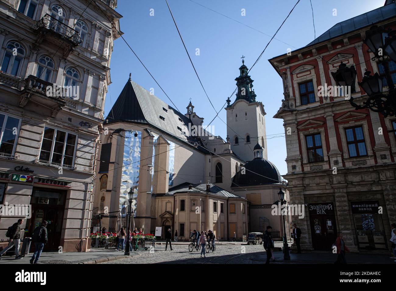 Die römisch-katholische Kathedrale von Lemberg hat ihre Statuen und Glasfenster zusätzlich geschützt, um Schäden durch mögliche Raketenangriffe zu verhindern. Obwohl Lemberg seit der russischen Invasion am 24. Februar nicht mehr das gleiche Ausmaß an Angriffen wie andere Regionen der Ukraine erlitten hat, gibt es immer noch regelmäßige Angriffe auf die Stadt. (Foto von Richard Wright/NurPhoto) Stockfoto