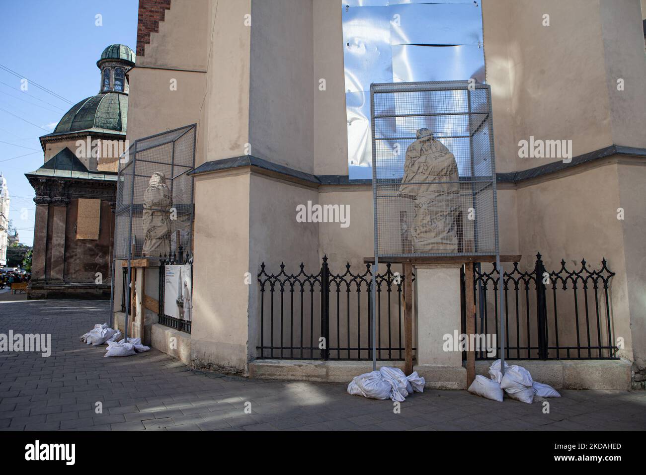 Die römisch-katholische Kathedrale von Lemberg hat ihre Statuen und Glasfenster zusätzlich geschützt, um Schäden durch mögliche Raketenangriffe zu verhindern. Obwohl Lemberg seit der russischen Invasion am 24. Februar nicht mehr das gleiche Ausmaß an Angriffen wie andere Regionen der Ukraine erlitten hat, gibt es immer noch regelmäßige Angriffe auf die Stadt. (Foto von Richard Wright/NurPhoto) Stockfoto