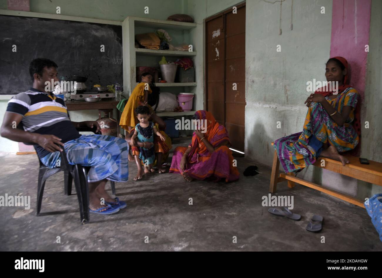 Dorfbewohner, die von einer Überschwemmung betroffen sind, nehmen nach einer Überschwemmung mit starken Regenfällen am 20. Mai 2022 in Nagaon, Assam, Indien, Zuflucht in einer Schule. Mindestens 10 Menschen sind bei Überschwemmungen und Erdrutschen aufgrund von Regenfällen vor dem Monsun in Assam ums Leben gekommen. (Foto von David Talukdar/NurPhoto) Stockfoto