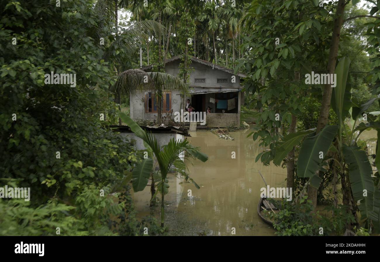 Ein teilweise untergetaucht Haus nach Hochwasser strömenden starken Regenfällen, in Nagaon, Assam, Indien, am 20. Mai 2022. Mindestens 10 Menschen sind bei Überschwemmungen und Erdrutschen aufgrund von Regenfällen vor dem Monsun in Assam ums Leben gekommen. (Foto von David Talukdar/NurPhoto) Stockfoto