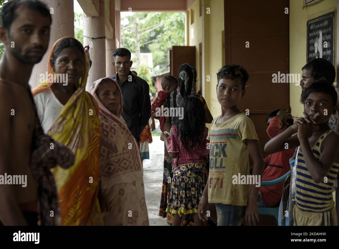 Dorfbewohner, die von einer Überschwemmung betroffen sind, nehmen nach einer Überschwemmung mit starken Regenfällen am 20. Mai 2022 in Nagaon, Assam, Indien, Zuflucht in einer Schule. Mindestens 10 Menschen sind bei Überschwemmungen und Erdrutschen aufgrund von Regenfällen vor dem Monsun in Assam ums Leben gekommen. (Foto von David Talukdar/NurPhoto) Stockfoto