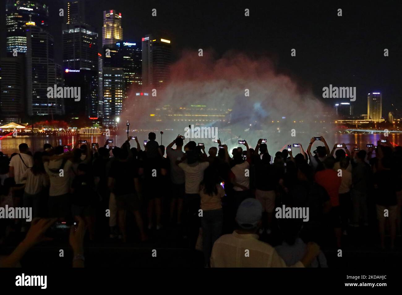 Eine Bildprojektion eines Kampfjets wird während einer multimedialen Präsentation der Singapur-Premiere von Top Gun: Maverick auf der Marina Bay Sands Event Plaza am 21. Mai 2022 in Singapur gezeigt. Top Gun: Maverick - A Light, Water & Pyrotechnic Extravaganza ist die erste öffentliche Fanveranstaltung, die von der Marina Bay Sands seit der Covid-19 Pandemie im Jahr 2020 veranstaltet wird. (Foto von Suhaimi Abdullah/NurPhoto) Stockfoto