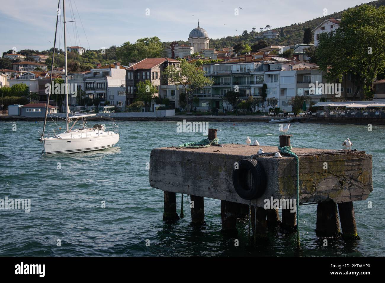 Am 8. Mai 2022 fuhren türkische Touristen und ausländische Besucher mit Passagierfähren zu den Prinzeninseln, auch bekannt als adalar, in Istanbul, Türkei, um bei schönem Frühlingswetter einige Sehenswürdigkeiten zu besichtigen und Urlaubsgebiete zu genießen. Über dem Hafengebiet von Burgazada erhebt sich die Kirche Aya Yani. (Foto von Diego Cupolo/NurPhoto) Stockfoto