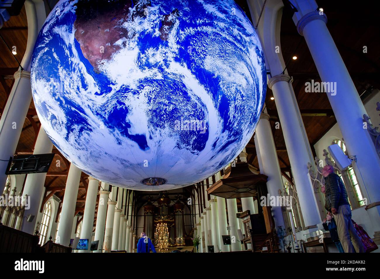 Gaia ist ein tourisches Kunstwerk des britischen Künstlers Luke Jerram und kann in der Martini-Kirche in der niederländischen Stadt Franeker gesehen werden. Das Kunstwerk misst sieben Meter im Durchmesser und wurde aus 120dpi detaillierten NASA-Bildern der Erdoberfläche erstellt. Es bietet die Möglichkeit, unseren Planeten in drei Dimensionen schweben zu sehen. Am 21.. Mai 2022. (Foto von Romy Arroyo Fernandez/NurPhoto) Stockfoto