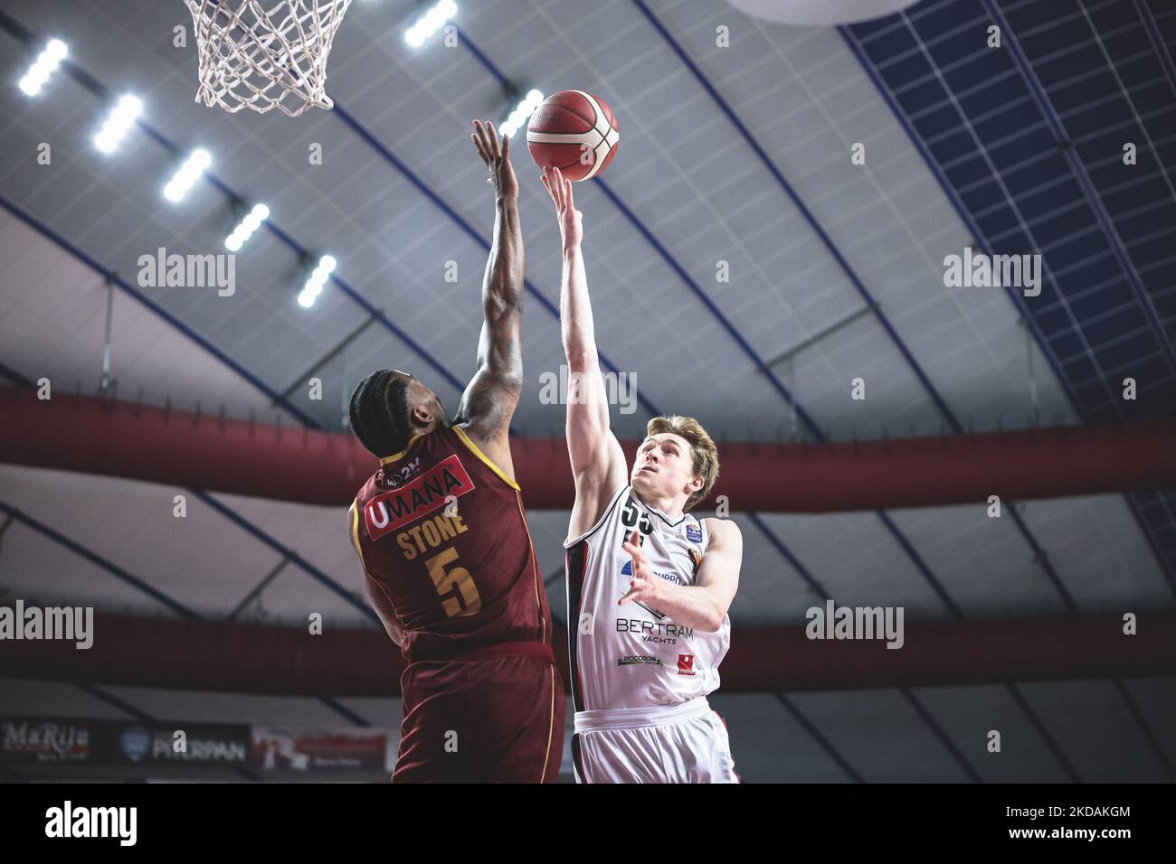 J.P. Macura (Bertram Derthona) und Julyan Stone (Umana Reyer Venezia) während des italienischen Basketball-A-Serie-Playoff - Umana Reyer Venezia gegen Bertram Derthona Tortona am 21. Mai 2022 im Palasport Taliercio in Venedig, Italien (Foto: Mattia Radoni/LiveMedia/NurPhoto) Stockfoto