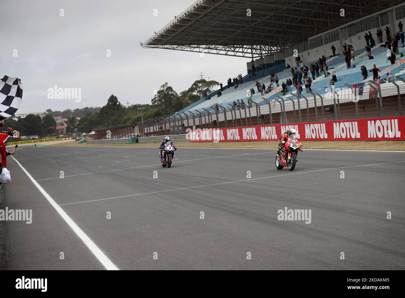 Der Spanier Alvaro Bautista von Aruba.IT Racing - Ducati (R ) überquert die Ziellinie und gewinnt am 21. Mai 2022 das Rennen 1 der FIM Superbike World Championship Estoril beim Circuito Estoril in Cascais, Portugal. (Foto von Pedro FiÃºza/NurPhoto) Stockfoto