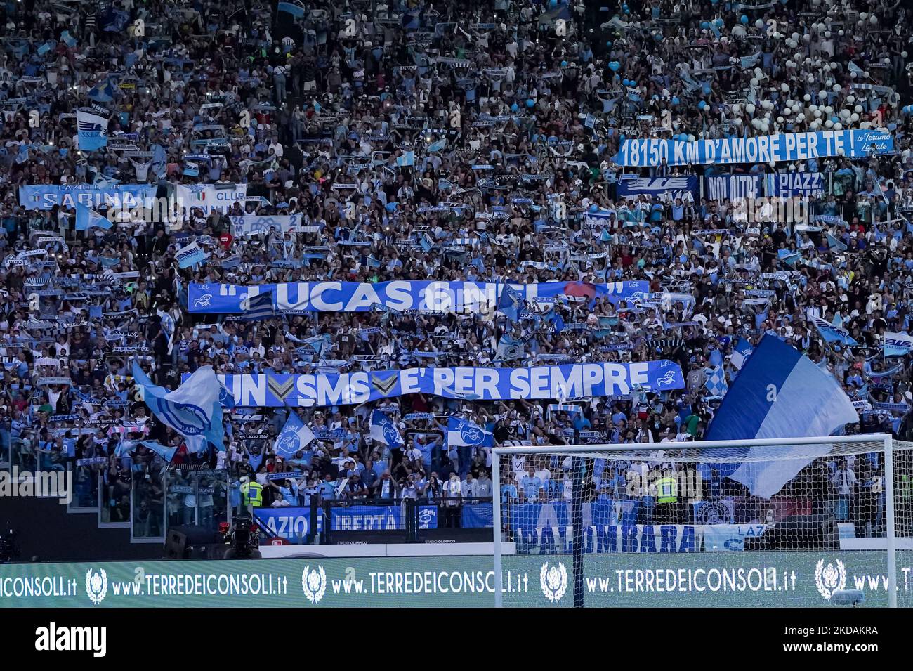 Unterstützer der SS Lazio zeigen ein Banner für Lucas Leiva von der SS Lazio während des Serie-A-Spiels zwischen der SS Lazio und Hellas Verona am 21. Mai 2022 in Rom, Italien. (Foto von Giuseppe Maffia/NurPhoto) Stockfoto