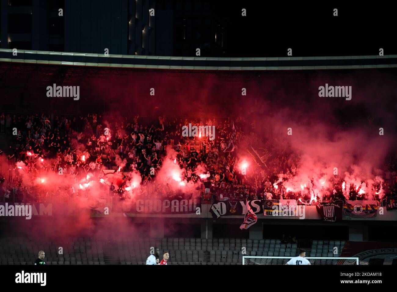 Anhänger der U Cluj Blitzfackeln zu Beginn der zweiten Hälfte des FC Universitatea Cluj gegen Dinamo Bucuresti, 21. Mai 2022, umstritten im Cluj Arena Stadion, Cluj Napoca (Foto: Flaviu Buboi/NurPhoto) Stockfoto