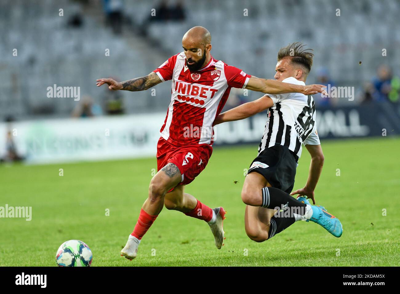 Gabriel Rodrigues (L) im Kampf gegen Martin Remacle (R) während der Universitatea Cluj gegen Dinamo Bucuresti, 21. Mai 2022, umstritten im Stadion der Cluj Arena, Cluj Napoca (Foto: Flaviu Buboi/NurPhoto) Stockfoto