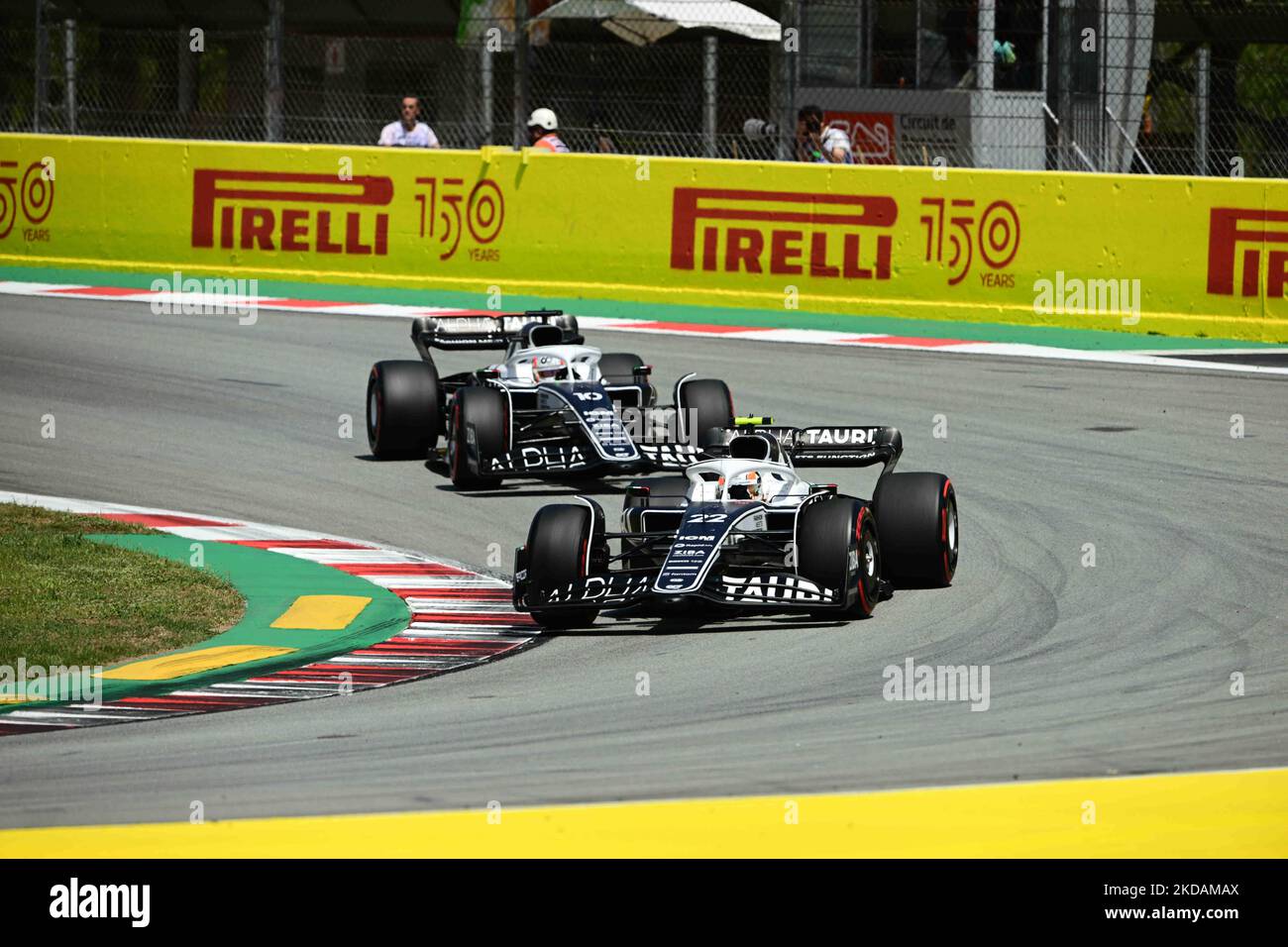 Yuki Tsunoda von der Scuderia Alpha Tauri Honda und Pierre Gasly von der Scuderia Alpha Tauri Honda kämpfen während des Rennens des Großen Preises von Spanien auf dem Circuit de Catalunia in Montmelo, Barcelona, Katalonien, Spanien, 22. Mai 2022 (Foto: Andrea Diodato/NurPhoto) Stockfoto