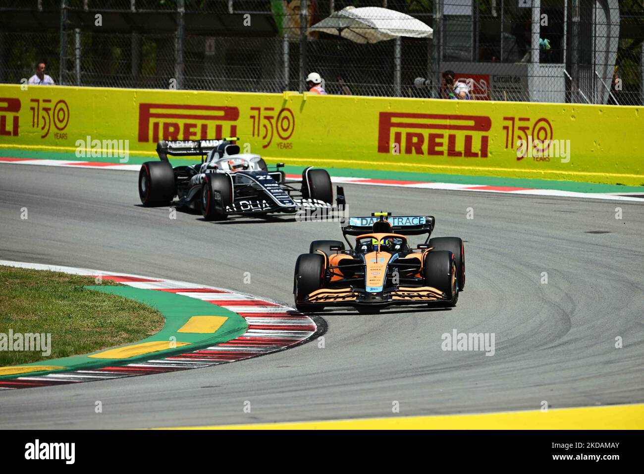 Lando Norris McLaren F1 Team und Yuki Tsunoda von der Scuderia Alpha Tauri Honda kämpfen beim Rennen des Großen Preises von Spanien auf dem Circuit de Catalunia in Montmelo, Barcelona, Katalonien, Spanien, 22. Mai 2022 (Foto von Andrea Diodato/NurPhoto) Stockfoto