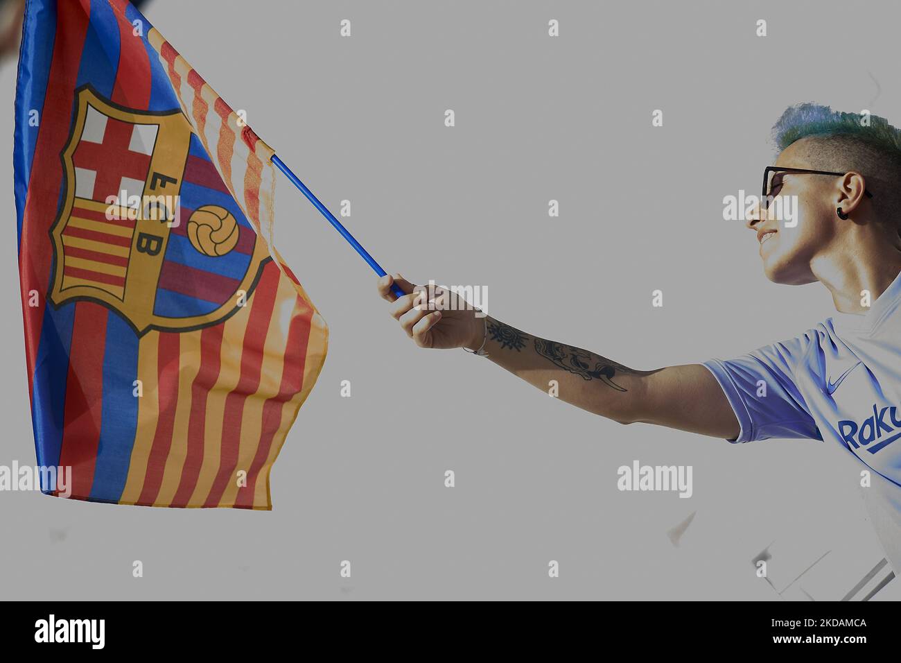 Barcelona-Fan mit Flagge beim UEFA Women's Champions League-Finale zwischen dem FC Barcelona und Olympique Lyonnais am 21. Mai 2022 im Juventus-Stadion in Turin, Italien. (Foto von Jose Breton/Pics Action/NurPhoto) Stockfoto