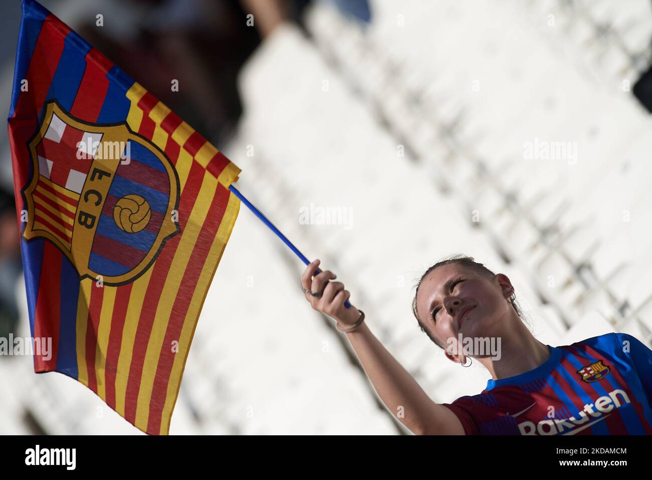 Barcelona-Fan mit Flagge beim UEFA Women's Champions League-Finale zwischen dem FC Barcelona und Olympique Lyonnais am 21. Mai 2022 im Juventus-Stadion in Turin, Italien. (Foto von Jose Breton/Pics Action/NurPhoto) Stockfoto