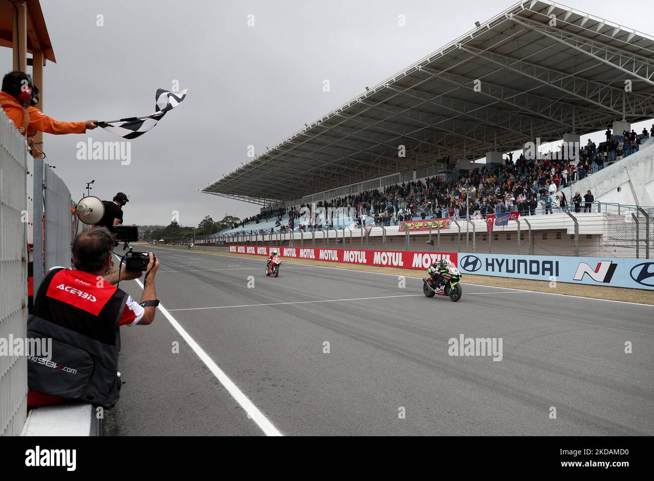 Der Brite Jonathan Rea vom Kawasaki Racing Team WorldSBK (R ) überquert die Ziellinie und gewinnt am 22. Mai 2022 auf dem Circuito Estoril in Cascais, Portugal, das Rennen 2 der FIM Superbike-Weltmeisterschaft Estoril. (Foto von Pedro FiÃºza/NurPhoto) Stockfoto