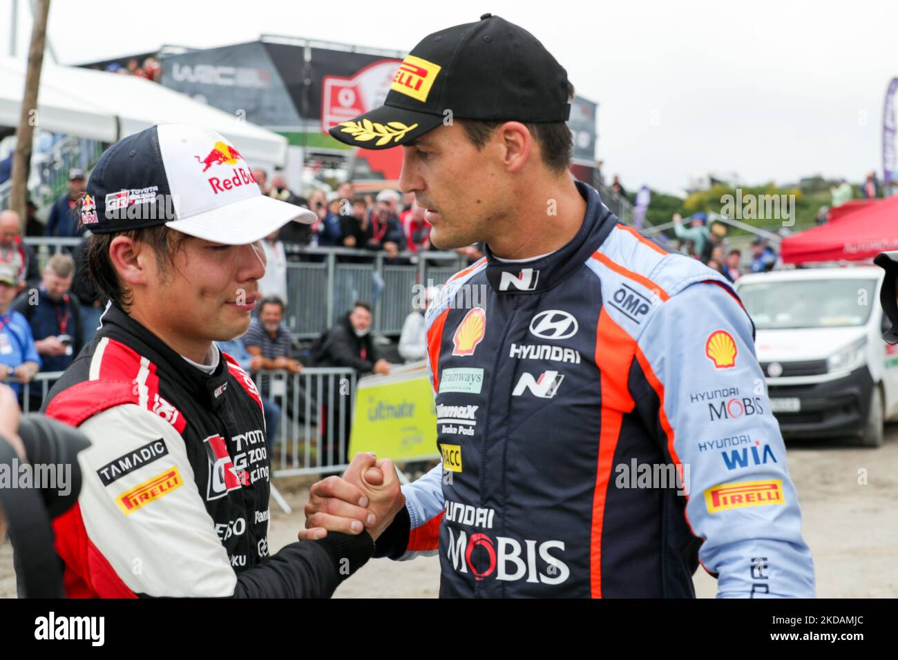 Takamoto KATSUTA (L) und Dani SORDO (R) reagieren während der SS21 - Fafe 2 - Power Stage der WRC Vodafone Rally Portugal 2022 in Matosinhos - Portugal, am 22. Mai 2022. (Foto von Paulo Oliveira / NurPhoto) Stockfoto