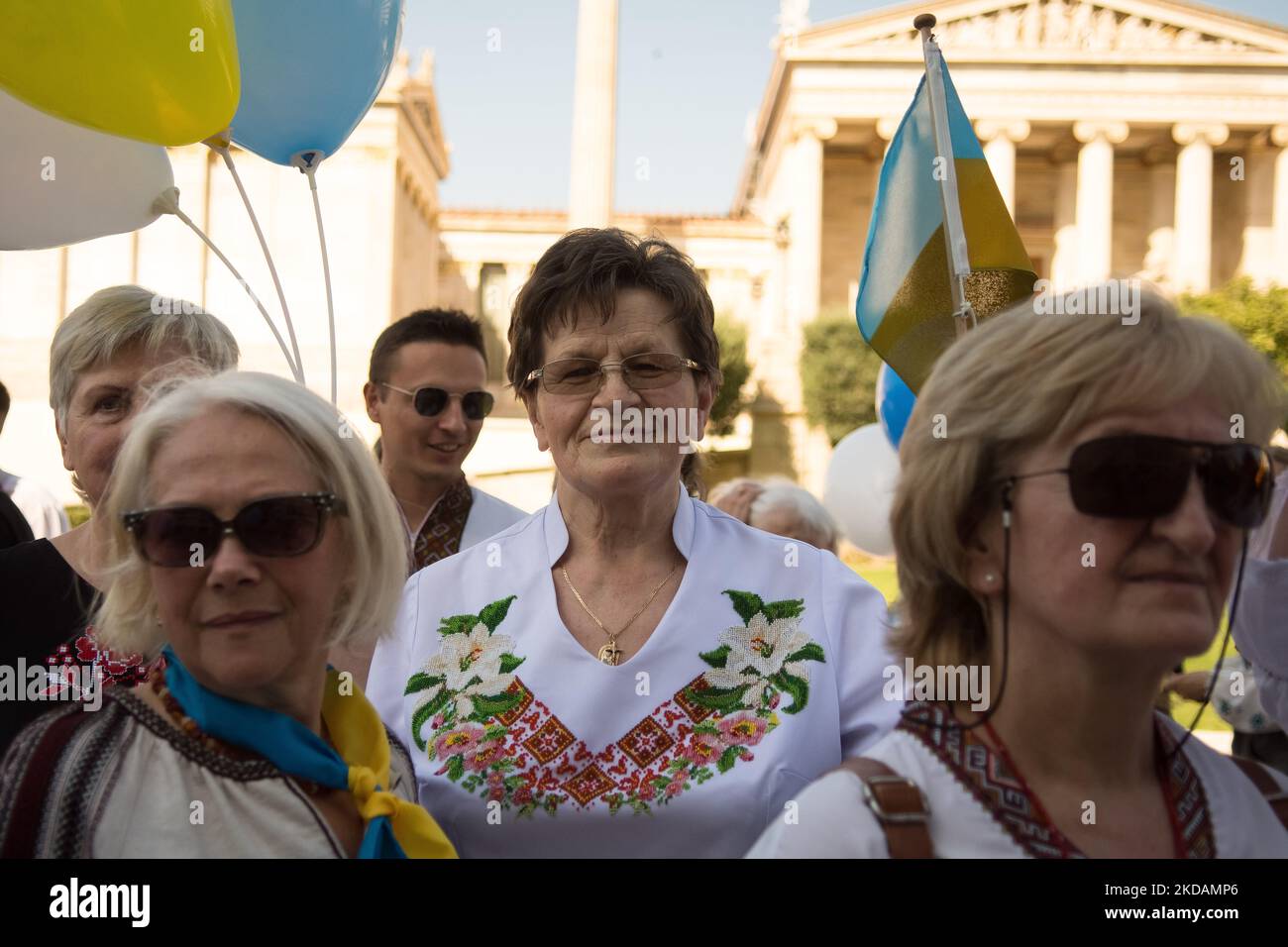 Die Ukrainer feiern am 22. Mai 2022 in Athen, Griechenland, den Vyschywanka-Tag in einem traditionellen bestickten Hemd. Die ukrainische Gemeinschaft „Vorystheni“ und „Ukrainische Frauen in Griechenland“ veranstalteten im Rahmen des „Wyschywanka-Tages“ eine Feier. Vyshywanka ist das traditionelle weiße bestickte Hemd, das die Ukrainer bei allen Ereignissen ihres Lebens (Geburt, Ehe, Abschluss), aber auch auf ihrer letzten Reise begleitet hat. In den Jahren der Gefangenschaft in der Ukraine wurde dieses Kostüm verboten, um die nationale Identität des ukrainischen Volkes zu schwächen. Die diesjährige Feier des Wyschywanka-Tages ist besonders Stockfoto