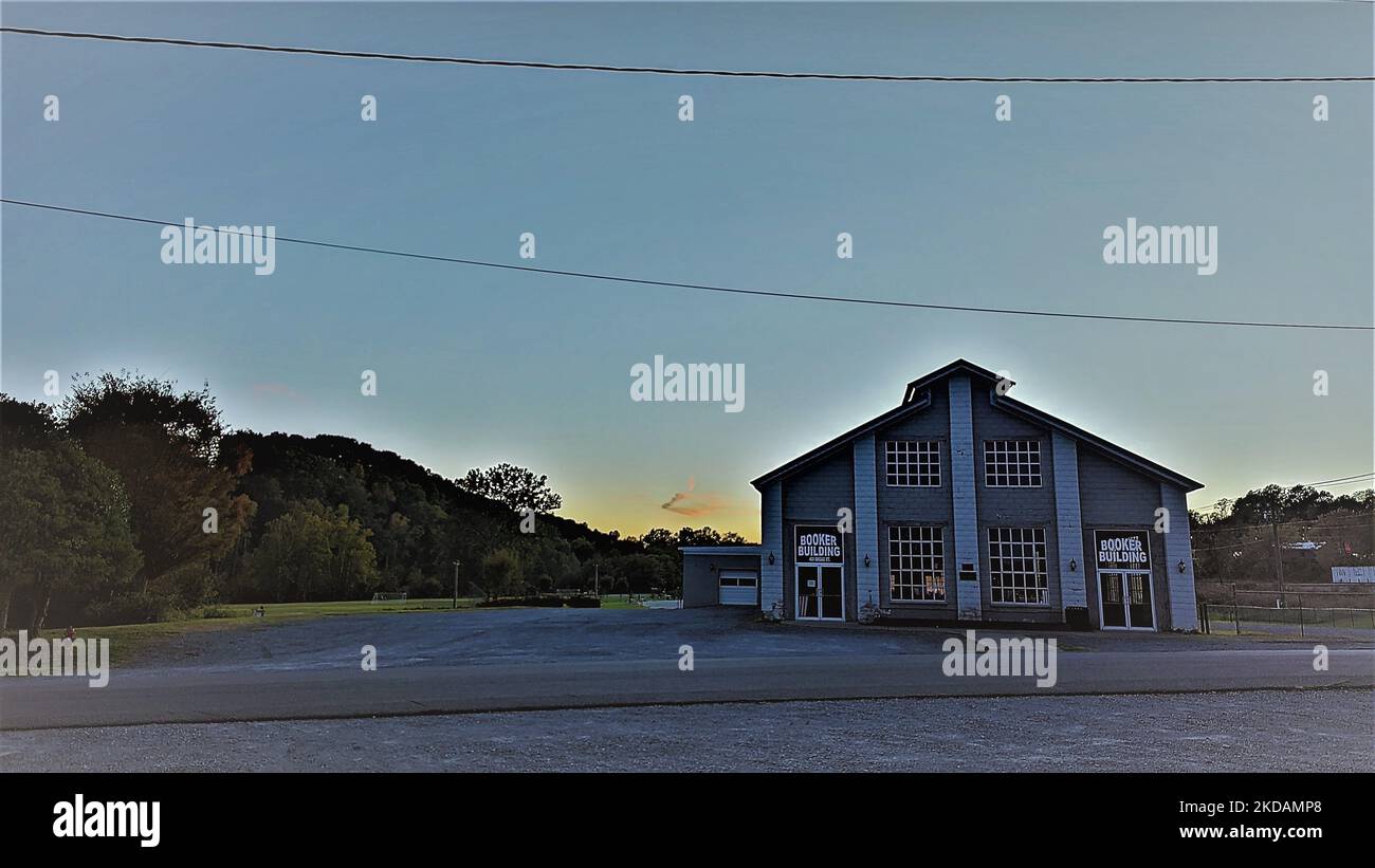 Vorderansicht des Booker Building in Altavista Virginia. Bei Dämmerung gedreht Stockfoto