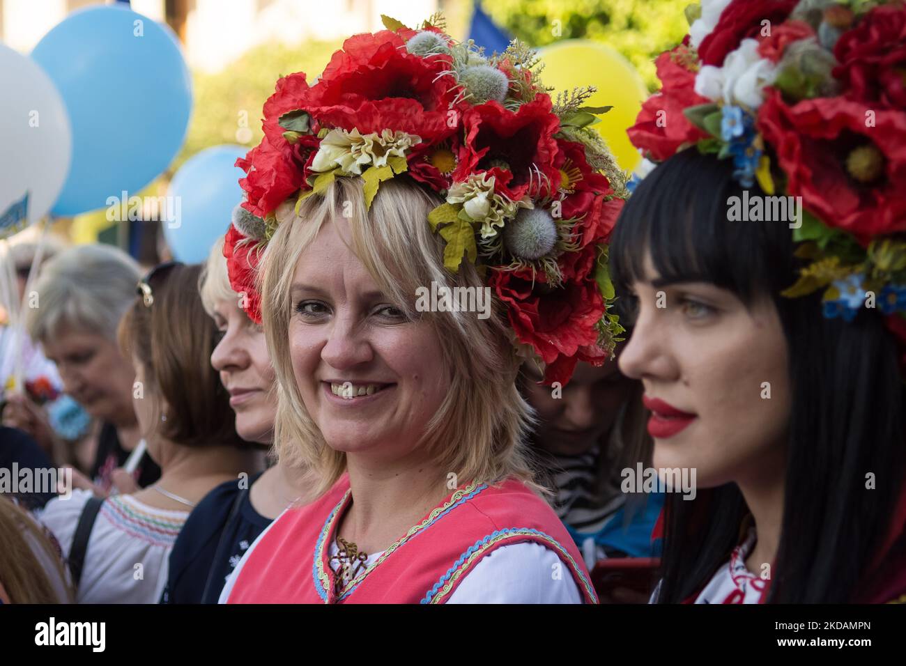 Die Ukrainer feiern am 22. Mai 2022 in Athen, Griechenland, den Vyschywanka-Tag in einem traditionellen bestickten Hemd. Die ukrainische Gemeinschaft „Vorystheni“ und „Ukrainische Frauen in Griechenland“ veranstalteten im Rahmen des „Wyschywanka-Tages“ eine Feier. Vyshywanka ist das traditionelle weiße bestickte Hemd, das die Ukrainer bei allen Ereignissen ihres Lebens (Geburt, Ehe, Abschluss), aber auch auf ihrer letzten Reise begleitet hat. In den Jahren der Gefangenschaft in der Ukraine wurde dieses Kostüm verboten, um die nationale Identität des ukrainischen Volkes zu schwächen. Die diesjährige Feier des Wyschywanka-Tages ist besonders Stockfoto