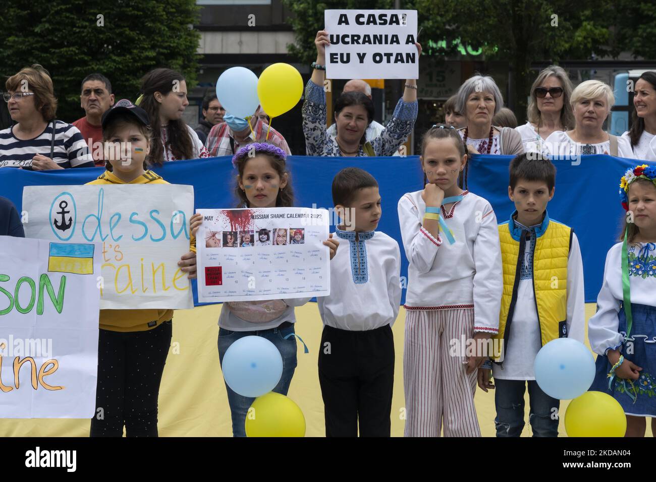Kinder und Eltern nehmen gemeinsam an der solidaritätskundgebung in Santander (Spanien) Teil, um den Tag des gestickten Hemdes oder des Wyshyvanka-Tages zu feiern, wie er in der Ukraine genannt wird (Foto: Joaquin Gomez Sastre/NurPhoto) Stockfoto
