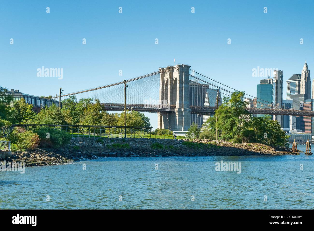 Die weltberühmte Brooklyn Bridge erstreckt sich über den East River zwischen den Bezirken Manhattan und Brooklyn Stockfoto