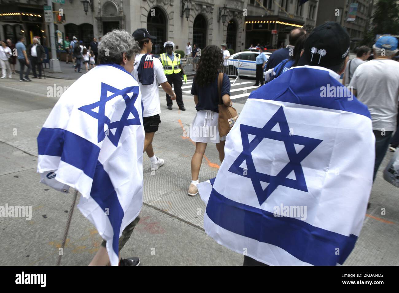Demonstranten zeigen während der israelischen Parade am 22. Mai 2022 in New York City, USA, Banner und Logos zum „Ende des Judenhasses“. End Jew Haß ist ein überparteiliches Netzwerk von Bürgerrechten, das sich aus Basisaktivisten und Unterstützern aus vielen Gesellschaftsschichten zusammen setzt und sich alle für Gerechtigkeit und eine Welt ohne Hass auf das jüdische Volk einsetzen. (Foto von John Lamparski/NurPhoto) Stockfoto