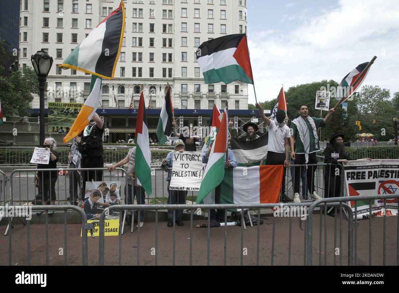 Während der israelischen Parade am 22. Mai 2022 in New York, USA, versammelten sich die Palästinenser, während die Demonstranten Banner und Logos zum „Ende des Judenhasses“ zeigten. End Jew Haß ist ein überparteiliches Netzwerk von Bürgerrechten, das sich aus Basisaktivisten und Unterstützern aus vielen Gesellschaftsschichten zusammen setzt und sich alle für Gerechtigkeit und eine Welt ohne Hass auf das jüdische Volk einsetzen. (Foto von John Lamparski/NurPhoto) Stockfoto