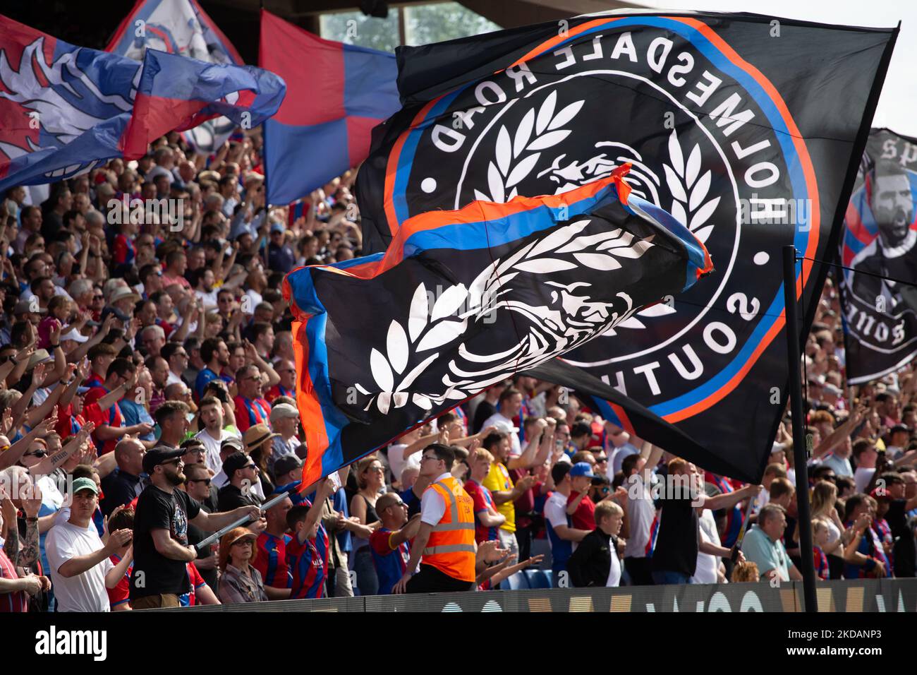 Crystal Palace-Fans jubeln während des Premier League-Spiels zwischen Crystal Palace und Manchester United im Selhurst Park, London, am Sonntag, 22.. Mai 2022 an. (Foto von Federico Maranesi /MI News/NurPhoto) Stockfoto