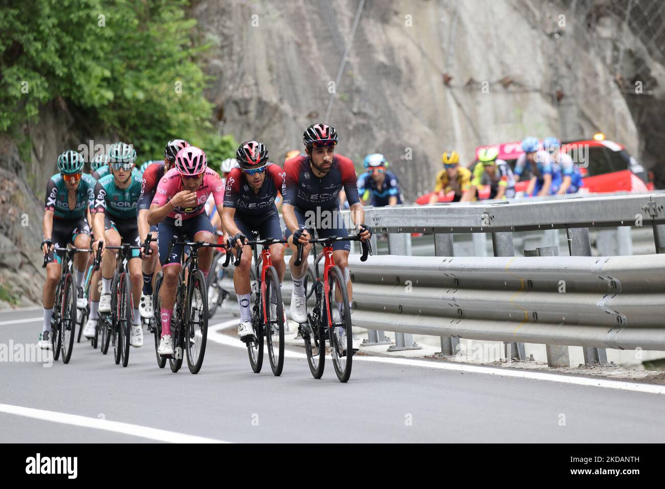 Die große Gruppe auf der Straße nach Cogne, an der Spitze Richard Carapaz und das Team Ineos Grenadiers während der Etappe des Giro d'Italia 15 - Rivarolo Canavese - Cogne am 22. Mai 2022 in der Cogne in Cogne, Italien (Foto: Claudio Benedetto/LiveMedia/NurPhoto) Stockfoto