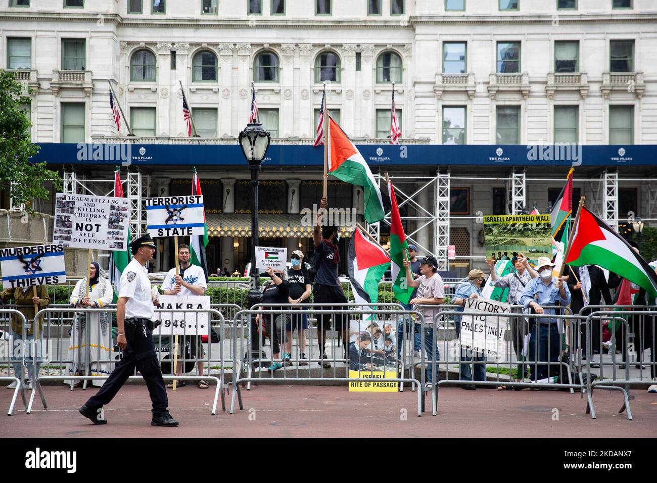 Palästinensische Demonstranten und ihre Verbündeten versammelten sich am 22. Mai 2022 bei der Israel Parade in New York City, um die israelischen Kriegsverbrechen anzuprangern. (Foto von Karla Ann Cote/NurPhoto) Stockfoto