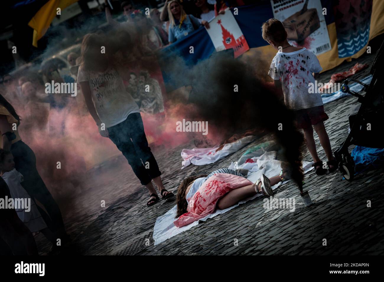 Menschen nehmen an einem Flashmob Teil, der eine ukrainische Mutter darstellt und ihre Tochter auf dem Boden betrauert, die am 22. Mai 2022 bei einem Raketenangriff in der Ukraine in Rom, Italien, getötet wurde. (Foto von Andrea Ronchini/NurPhoto) Stockfoto